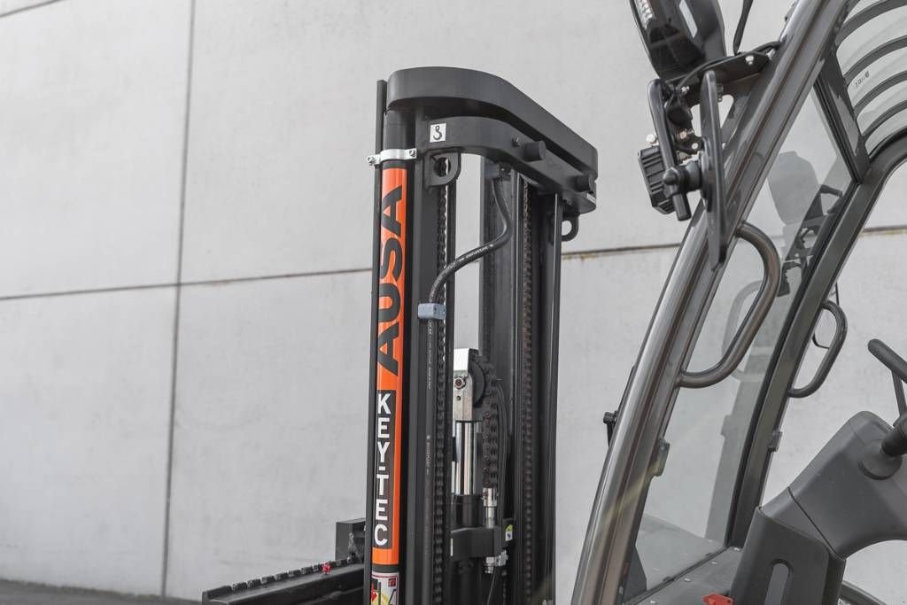 Frontstapler of the type Ausa C 251 H x4, Neumaschine in Moerbeke (Picture 10)