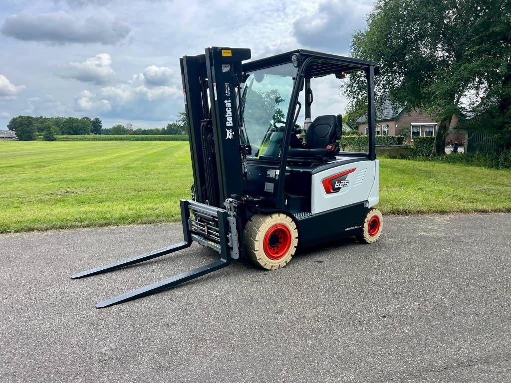 Frontstapler des Typs Bobcat B 25 X-7 Plus, Gebrauchtmaschine in Nijkerkerveen (Bild 1)