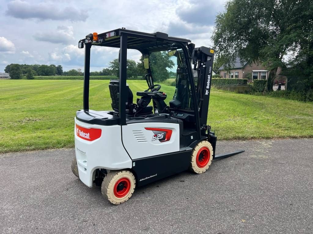 Frontstapler des Typs Bobcat B 25 X-7 Plus, Gebrauchtmaschine in Nijkerkerveen (Bild 2)