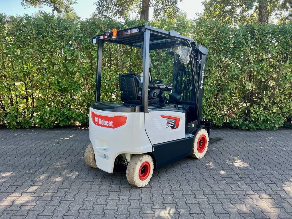 Frontstapler des Typs Bobcat B 25 X-7 Plus, Neumaschine in Nijkerkerveen (Bild 4)