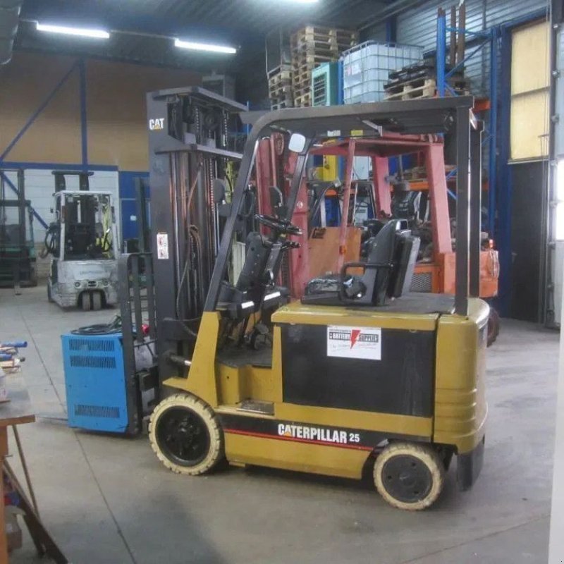 Frontstapler del tipo Caterpillar 2500 kg., heft. elekt., triplo, side shift, containermast., Gebrauchtmaschine In Tubbergen (Immagine 3)