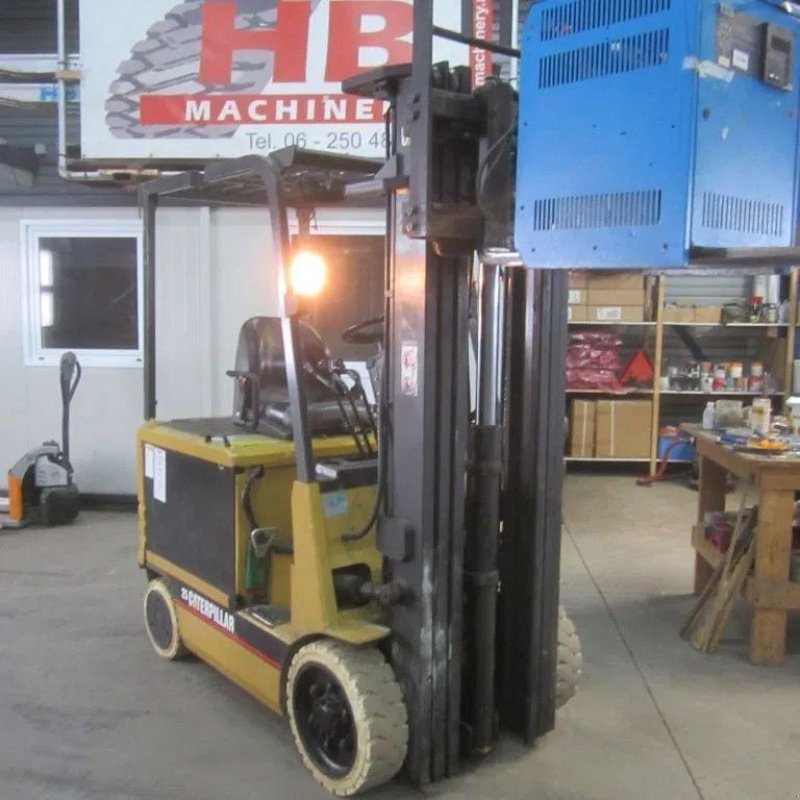 Frontstapler del tipo Caterpillar 2500 kg., heft. elekt., triplo, side shift, containermast., Gebrauchtmaschine In Tubbergen (Immagine 4)