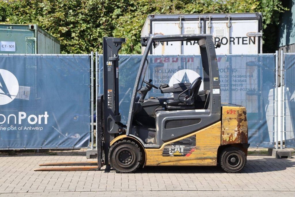 Frontstapler du type Caterpillar 2EP5000, Gebrauchtmaschine en Antwerpen (Photo 2)