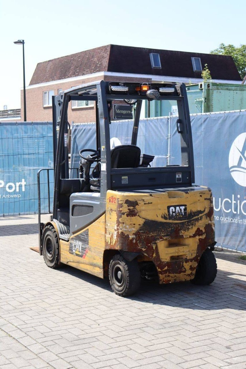 Frontstapler du type Caterpillar 2EP5000, Gebrauchtmaschine en Antwerpen (Photo 5)