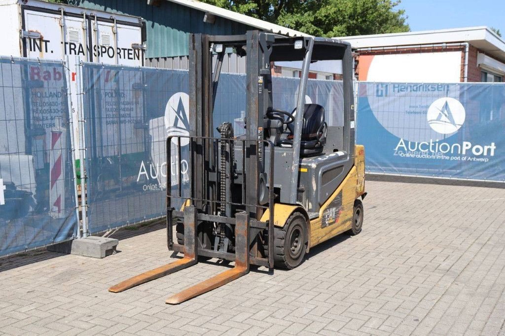 Frontstapler du type Caterpillar 2EP5000, Gebrauchtmaschine en Antwerpen (Photo 11)
