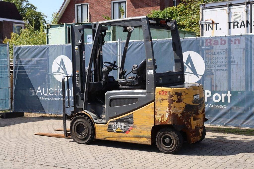 Frontstapler du type Caterpillar 2EP5000, Gebrauchtmaschine en Antwerpen (Photo 4)