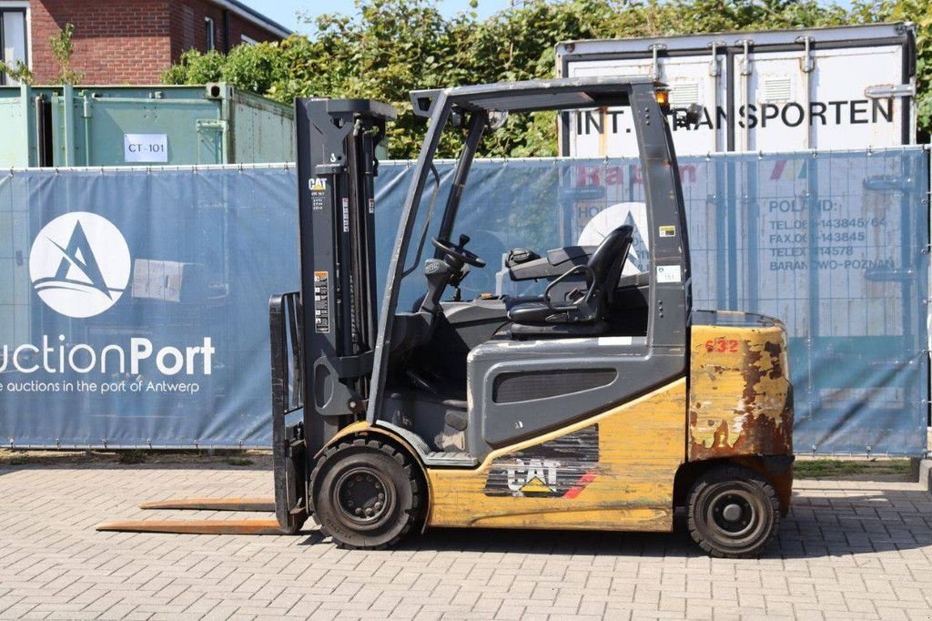 Frontstapler du type Caterpillar 2EP5000, Gebrauchtmaschine en Antwerpen (Photo 3)