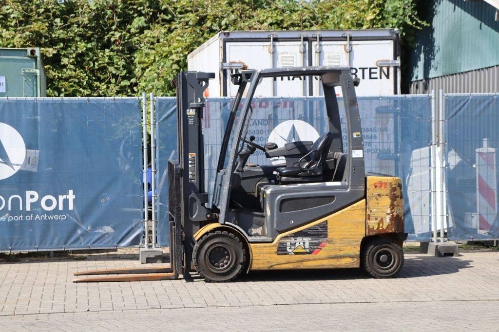Frontstapler du type Caterpillar 2EP5000, Gebrauchtmaschine en Antwerpen (Photo 1)