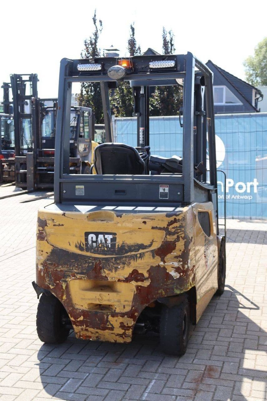 Frontstapler du type Caterpillar 2EP5000, Gebrauchtmaschine en Antwerpen (Photo 8)