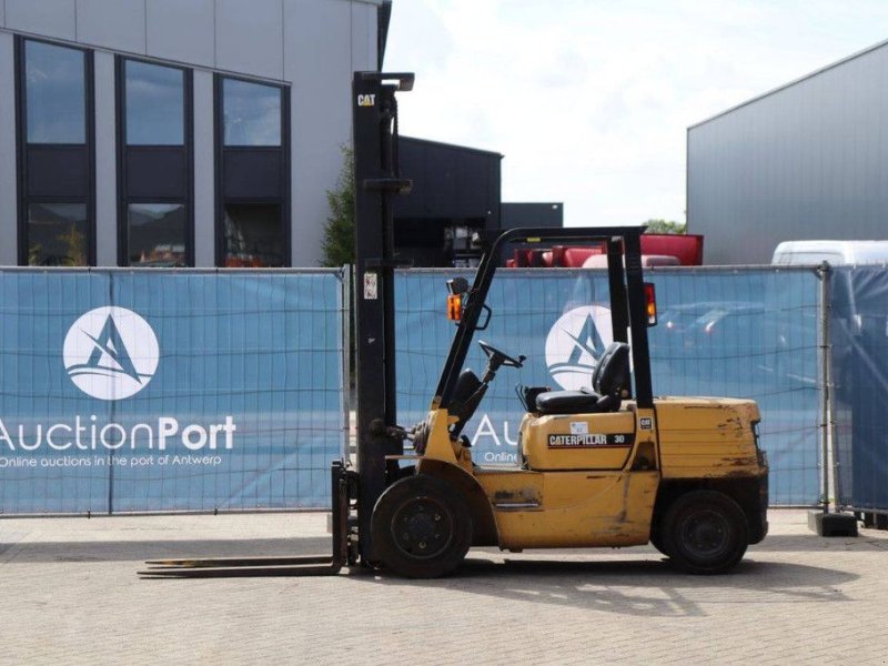 Frontstapler of the type Caterpillar DP30, Gebrauchtmaschine in Antwerpen (Picture 1)