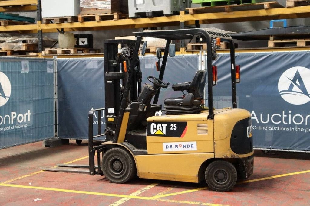 Frontstapler typu Caterpillar EP25K-PAC, Gebrauchtmaschine w Antwerpen (Zdjęcie 3)