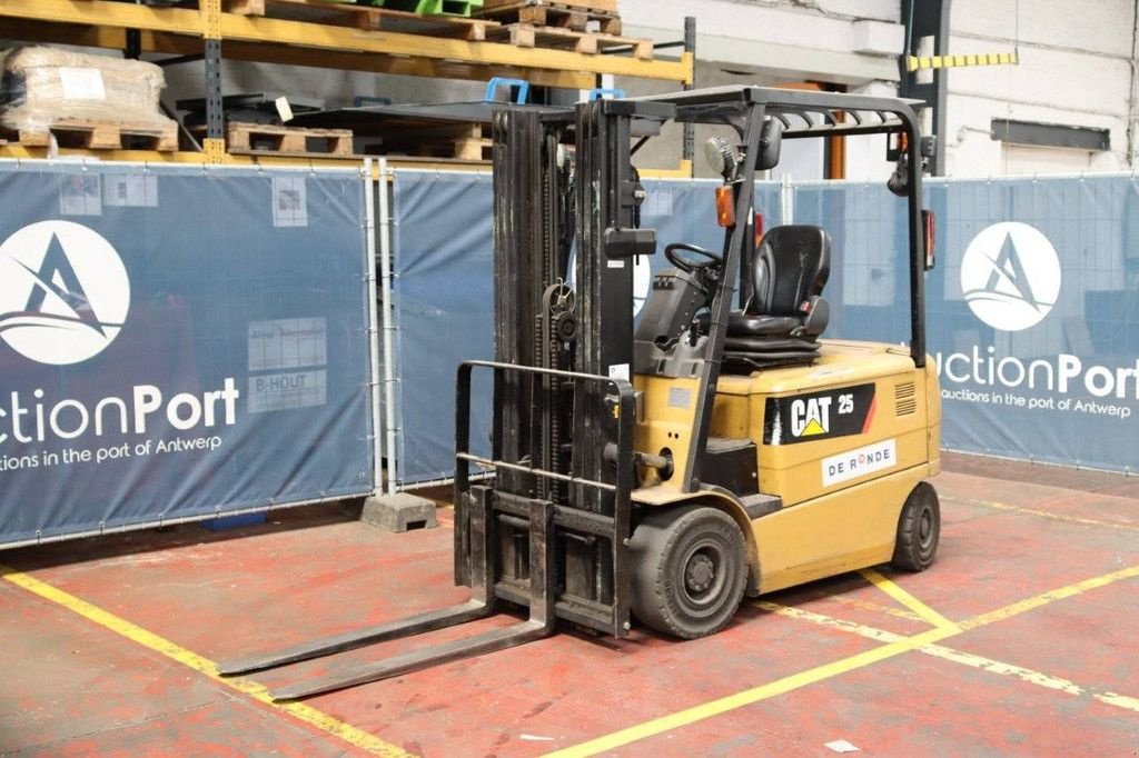 Frontstapler typu Caterpillar EP25K-PAC, Gebrauchtmaschine w Antwerpen (Zdjęcie 10)