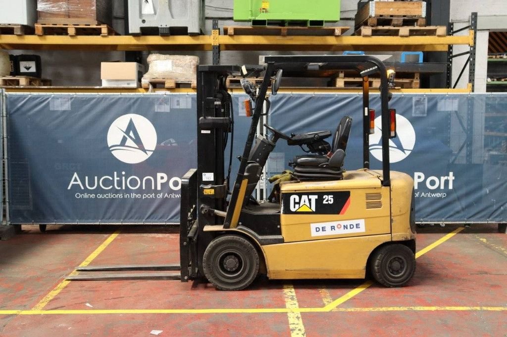 Frontstapler typu Caterpillar EP25K-PAC, Gebrauchtmaschine w Antwerpen (Zdjęcie 2)