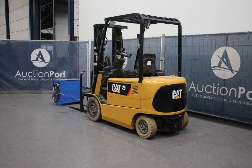 Frontstapler of the type Caterpillar EP25K, Gebrauchtmaschine in Antwerpen (Picture 3)