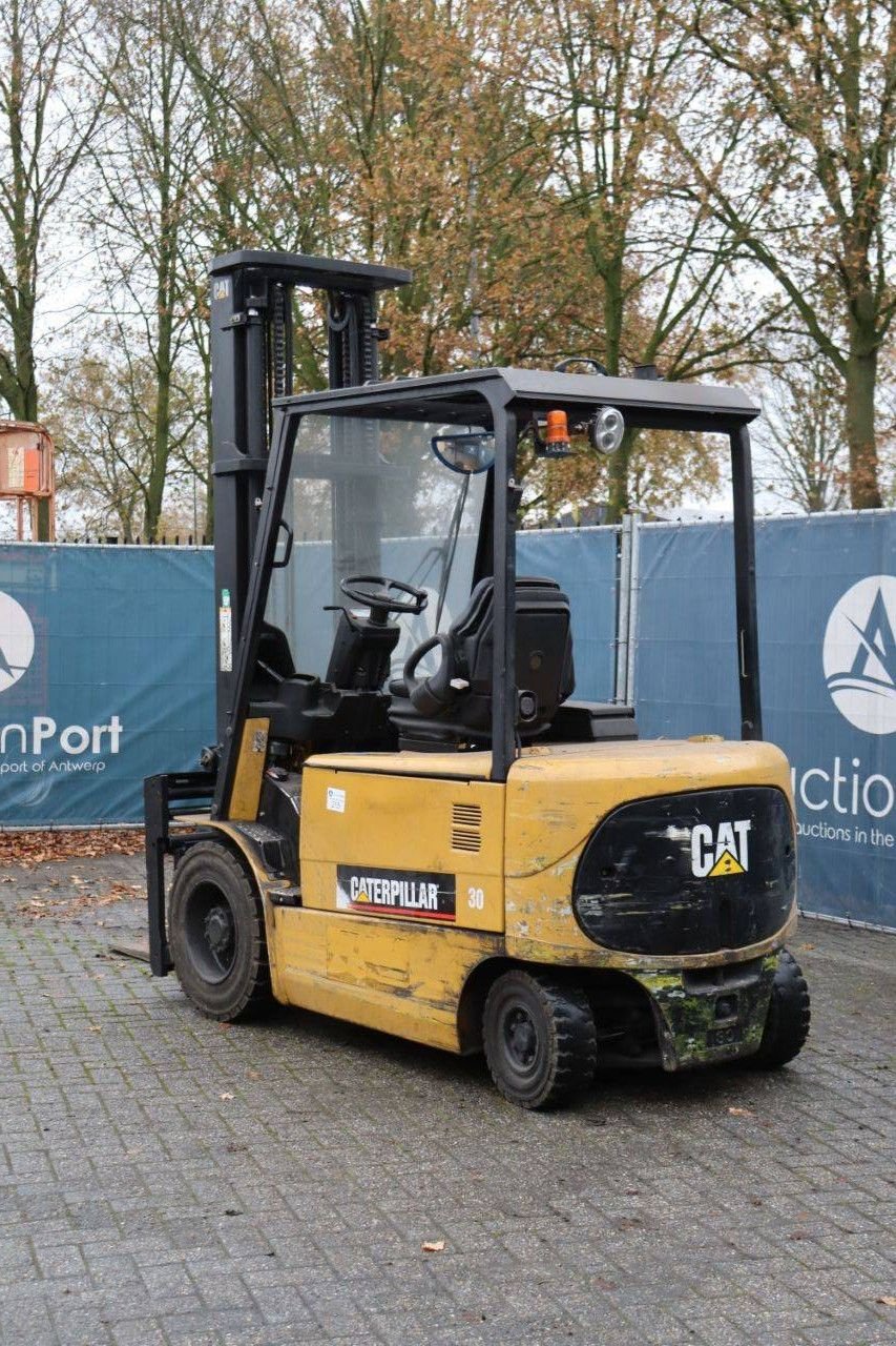 Frontstapler typu Caterpillar EP30K, Gebrauchtmaschine v Antwerpen (Obrázek 4)