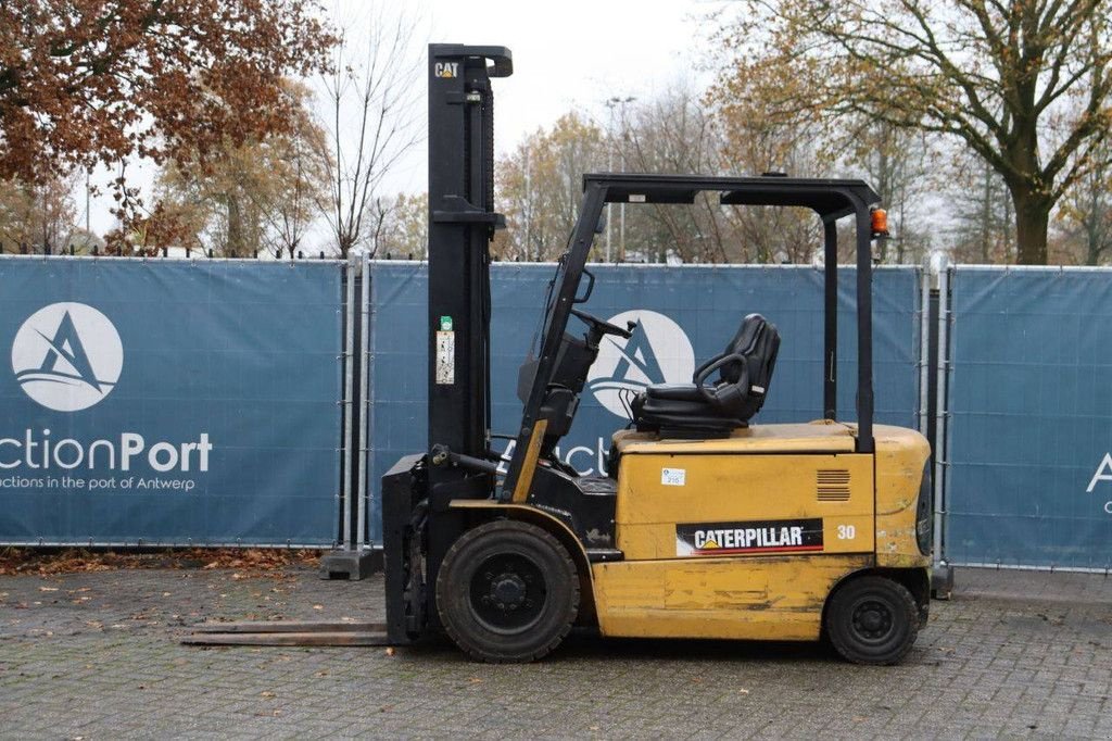 Frontstapler typu Caterpillar EP30K, Gebrauchtmaschine v Antwerpen (Obrázek 2)
