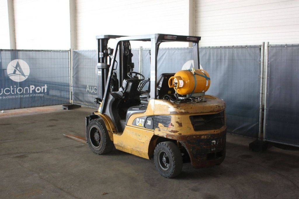 Frontstapler typu Caterpillar GP30NT, Gebrauchtmaschine v Antwerpen (Obrázok 3)