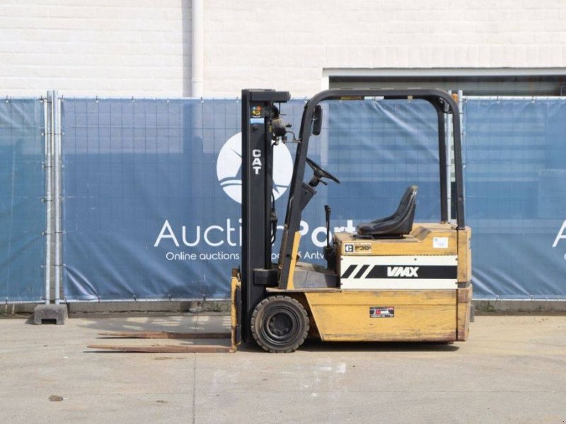 Frontstapler des Typs Caterpillar VMAX F30, Gebrauchtmaschine in Antwerpen (Bild 1)