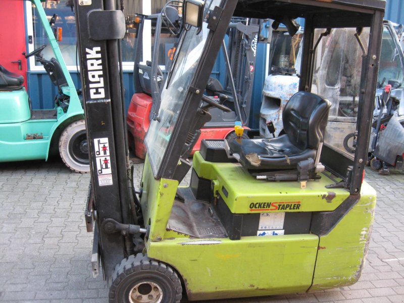 Frontstapler typu Clark -, Gebrauchtmaschine v Oldenzaal (Obrázek 1)