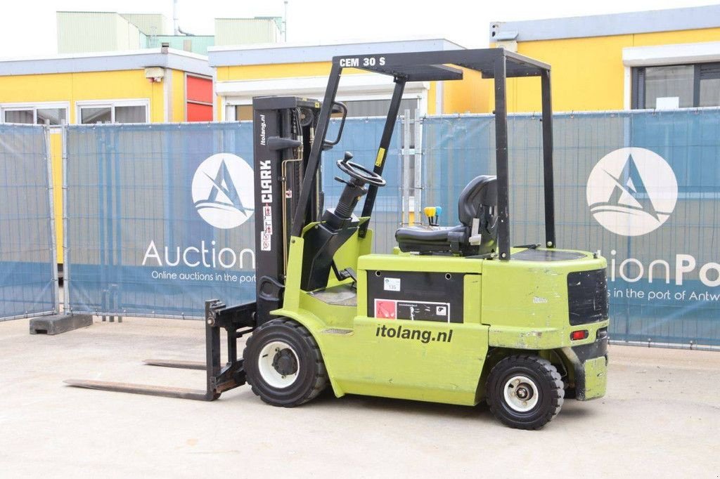 Frontstapler του τύπου Clark CEM 30S, Gebrauchtmaschine σε Antwerpen (Φωτογραφία 3)