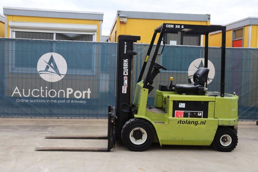 Frontstapler του τύπου Clark CEM 30S, Gebrauchtmaschine σε Antwerpen (Φωτογραφία 1)