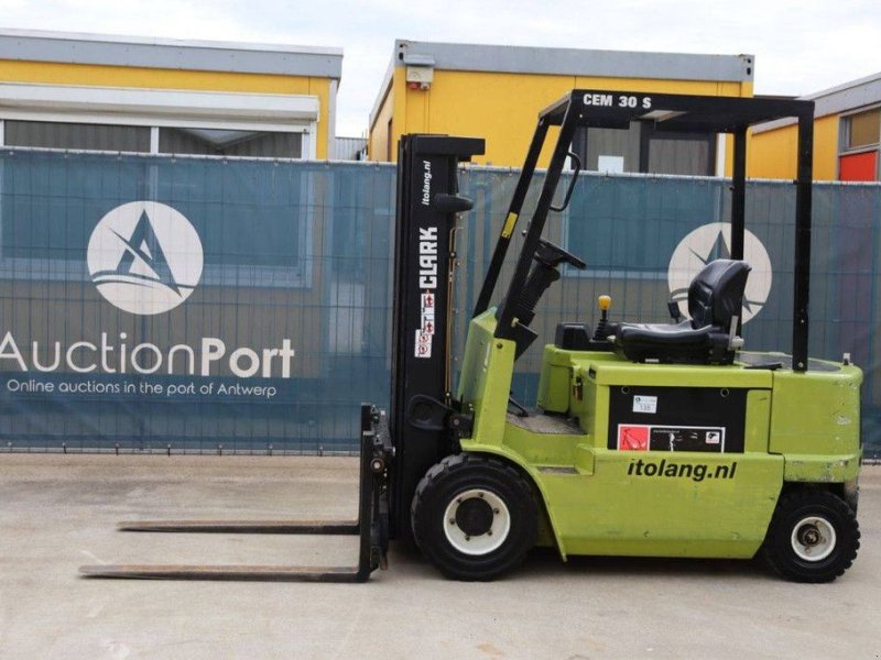 Frontstapler Türe ait Clark CEM 30S, Gebrauchtmaschine içinde Antwerpen (resim 1)