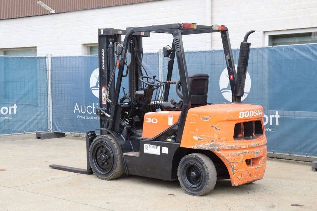 Frontstapler typu Doosan 30, Gebrauchtmaschine v Antwerpen (Obrázok 4)