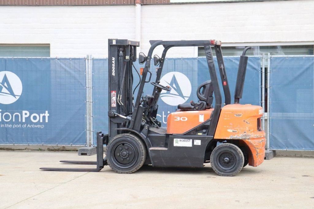 Frontstapler typu Doosan 30, Gebrauchtmaschine v Antwerpen (Obrázok 3)