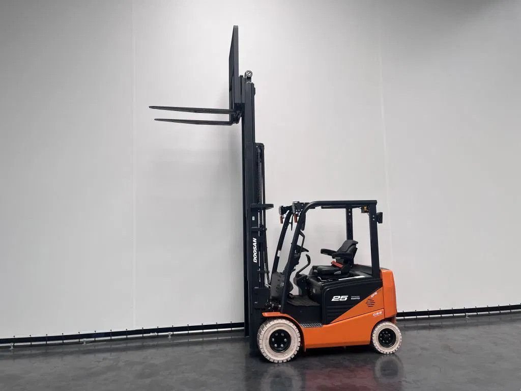 Frontstapler of the type Doosan B 25 NS, Neumaschine in Culemborg (Picture 7)