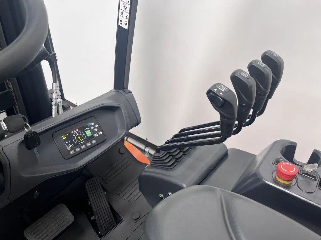 Frontstapler of the type Doosan B 25 NS, Neumaschine in Culemborg (Picture 4)