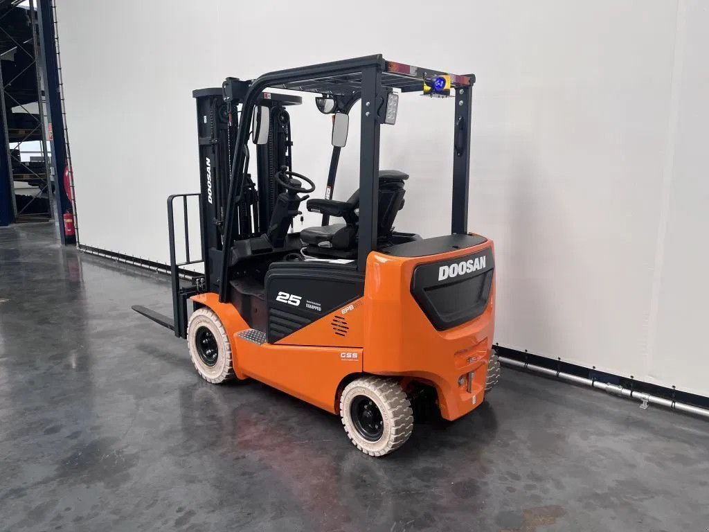 Frontstapler of the type Doosan B 25 NS, Neumaschine in Culemborg (Picture 5)