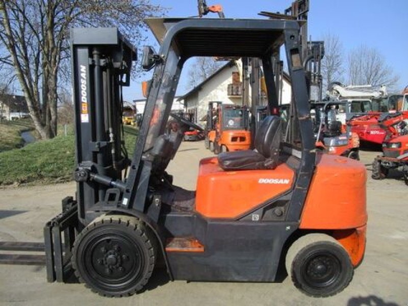 Frontstapler du type Doosan D30G -Triplex-FH 4,7m + Seitenschieber, Gebrauchtmaschine en Gnas (Photo 1)