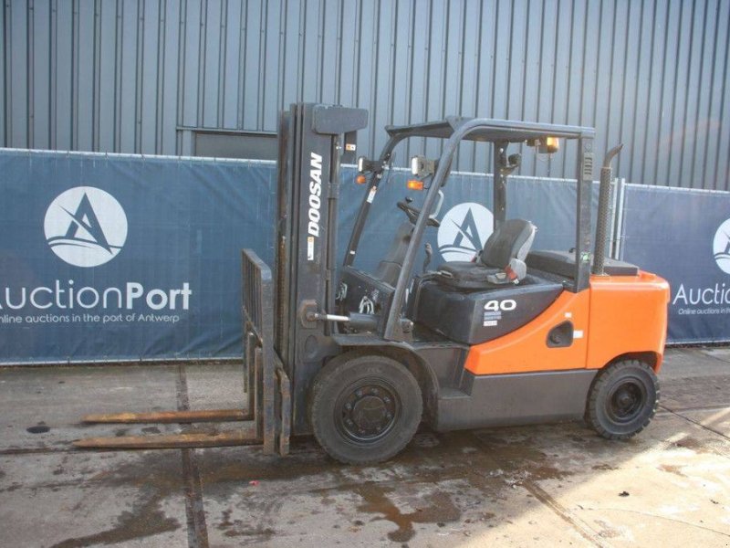 Frontstapler of the type Doosan D40SC-7, Gebrauchtmaschine in Antwerpen (Picture 1)