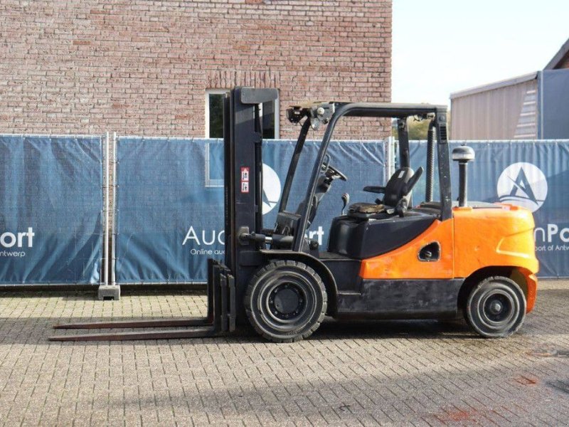 Frontstapler des Typs Doosan D45SC-5, Gebrauchtmaschine in Antwerpen (Bild 1)