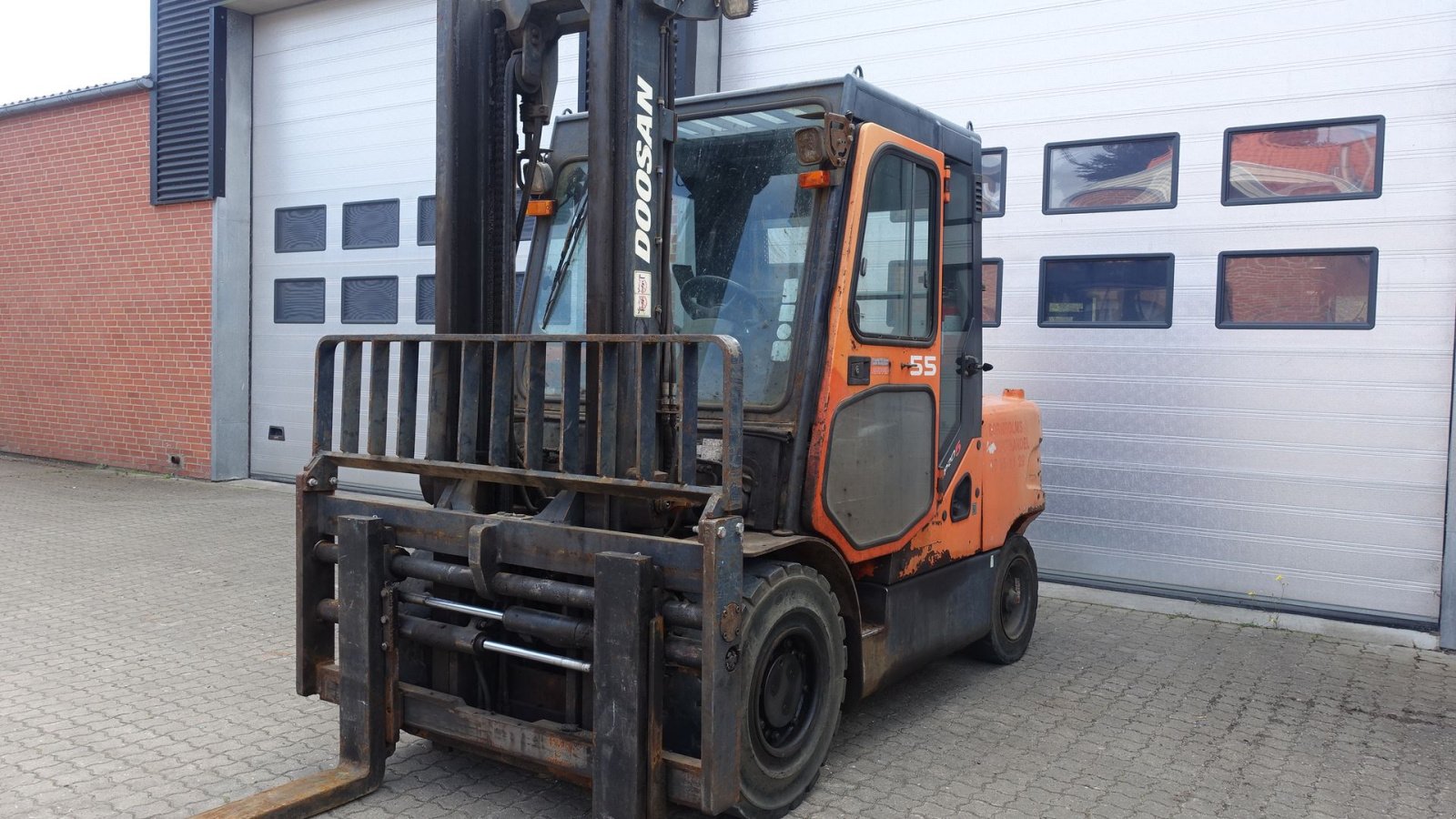 Frontstapler typu Doosan D55C-5 // 5500 kg diesel // LANGE GAFLER MED GAFFELFLYTER OG SIDESKIFT, Gebrauchtmaschine v Skive (Obrázek 2)