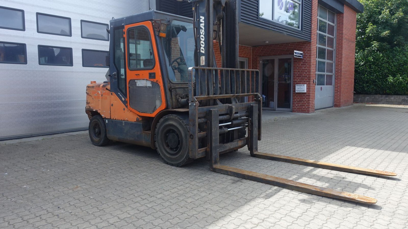 Frontstapler typu Doosan D55C-5 // 5500 kg diesel // LANGE GAFLER MED GAFFELFLYTER OG SIDESKIFT, Gebrauchtmaschine v Skive (Obrázek 1)