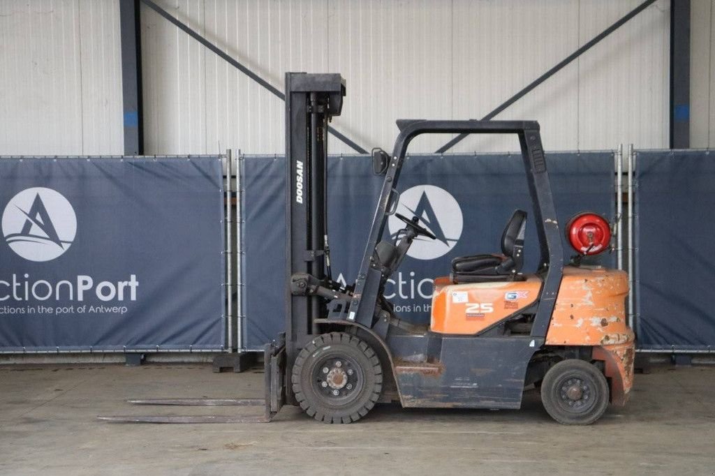 Frontstapler del tipo Doosan G25G-5, Gebrauchtmaschine en Antwerpen (Imagen 2)