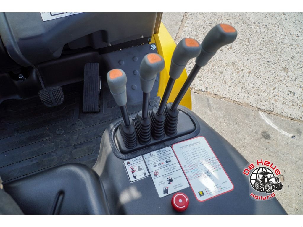 Frontstapler of the type Eurotrac FE30-LT, Neumaschine in MIJNSHEERENLAND (Picture 7)