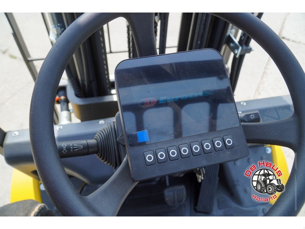 Frontstapler of the type Eurotrac FE30-LT, Neumaschine in MIJNSHEERENLAND (Picture 8)