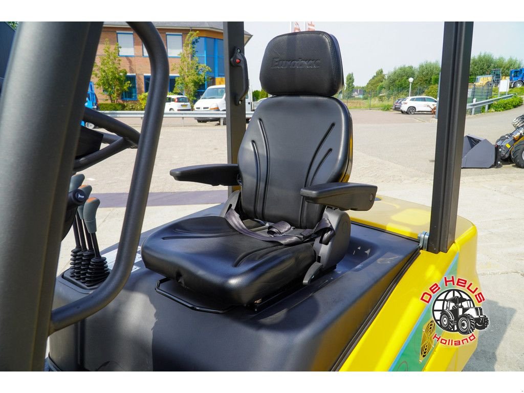 Frontstapler of the type Eurotrac FE30-LT, Neumaschine in MIJNSHEERENLAND (Picture 10)