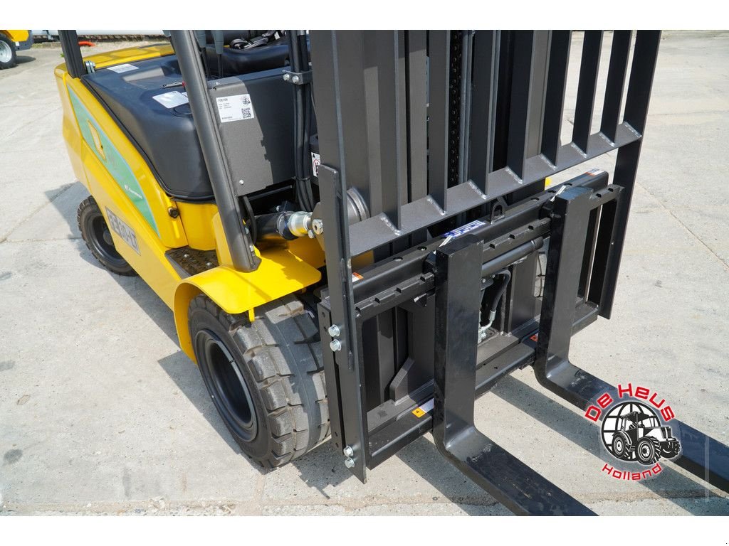 Frontstapler of the type Eurotrac FE30-LT, Neumaschine in MIJNSHEERENLAND (Picture 2)