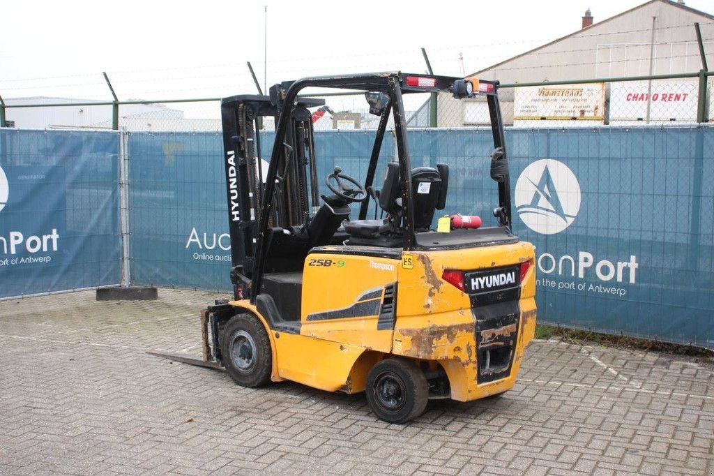 Frontstapler typu Hyundai 25B-9, Gebrauchtmaschine w Antwerpen (Zdjęcie 3)