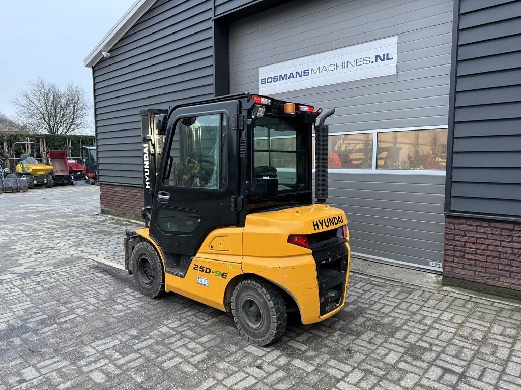 Frontstapler typu Hyundai 25D-9E 2.5 T diesel heftruck met cabine / vorkenverspreider, Gebrauchtmaschine w Neer (Zdjęcie 10)