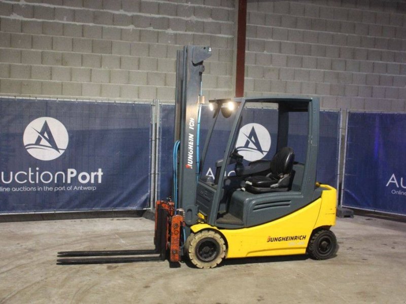 Frontstapler от тип Jungheinrich EFG 320, Gebrauchtmaschine в Antwerpen (Снимка 1)