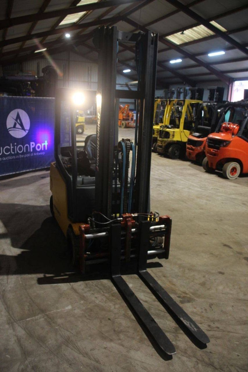 Frontstapler от тип Jungheinrich EFG 320, Gebrauchtmaschine в Antwerpen (Снимка 7)