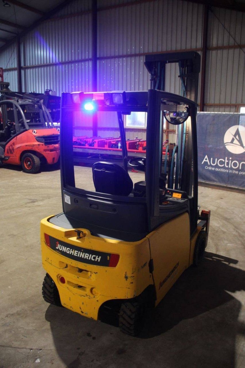 Frontstapler от тип Jungheinrich EFG 320, Gebrauchtmaschine в Antwerpen (Снимка 5)