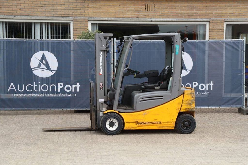 Frontstapler del tipo Jungheinrich EFG 320, Gebrauchtmaschine In Antwerpen (Immagine 1)