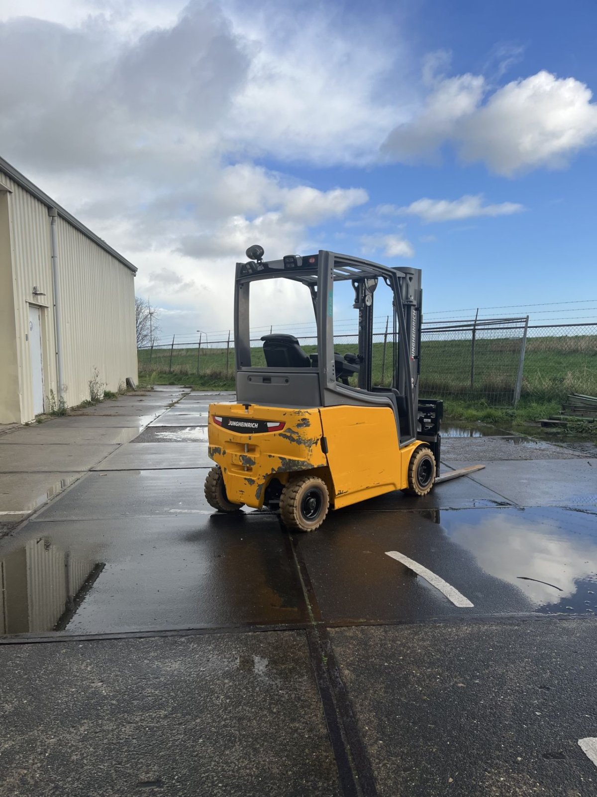 Frontstapler typu Jungheinrich EFG 320, Gebrauchtmaschine v Etten Leur (Obrázek 3)