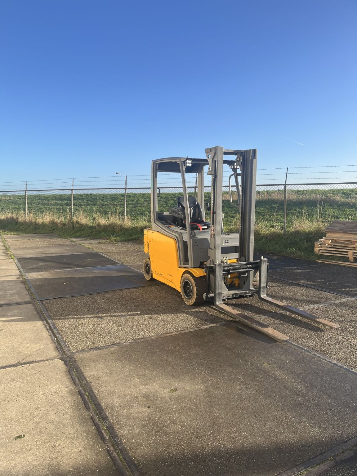 Frontstapler za tip Jungheinrich EFG 320, Gebrauchtmaschine u Etten Leur (Slika 2)