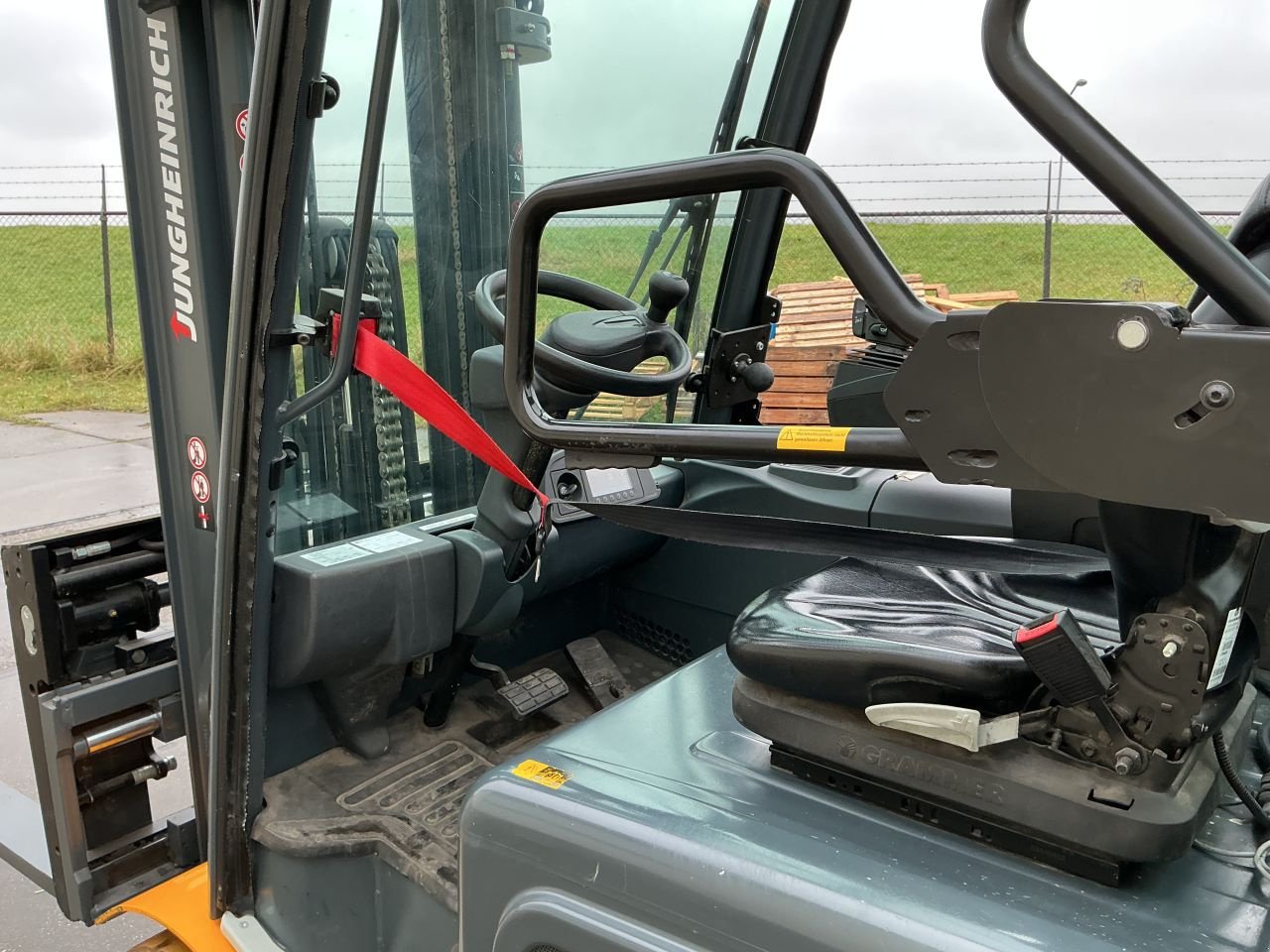 Frontstapler Türe ait Jungheinrich EFG 425 k, Gebrauchtmaschine içinde Etten Leur (resim 8)